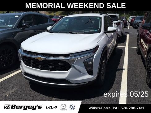 Used 2024 Chevrolet Trax LT w/ LT Convenience Package FWD image 1