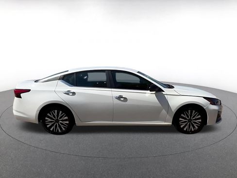 Used 2025 Nissan Altima 2.5 SV FWD image 15