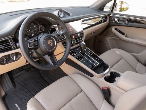 Used 2025 Porsche Macan image 4