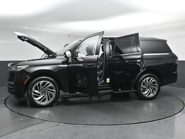 Certified 2025 Lincoln Navigator Reserve AWD/4WD image 57