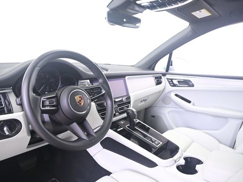 Certified 2023 Porsche Macan AWD/4WD image 4