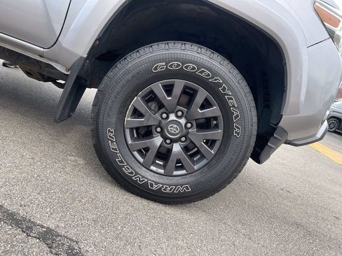 Used 2020 Toyota Tacoma SR5 AWD/4WD image 11