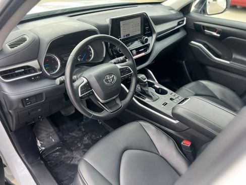 Certified 2025 Toyota Highlander XLE image 16