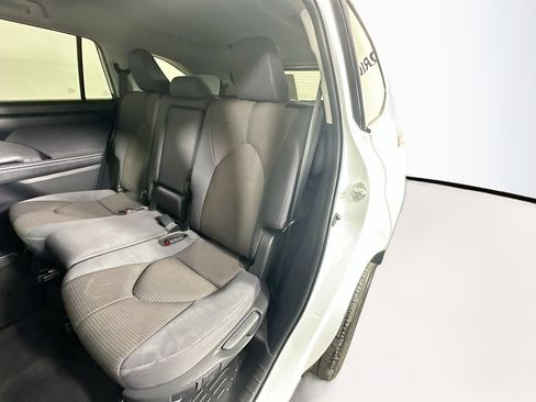 Used 2024 Toyota Highlander LE image 26