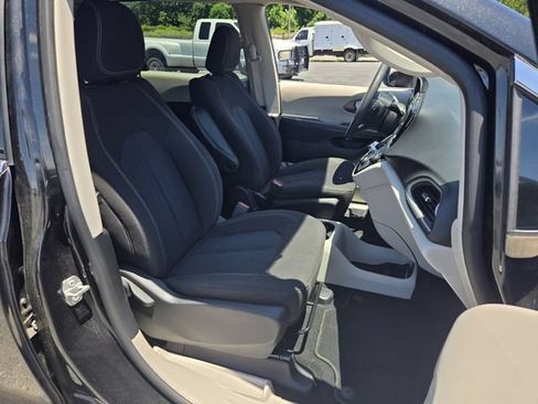 Used 2022 Chrysler Voyager LX FWD image 19