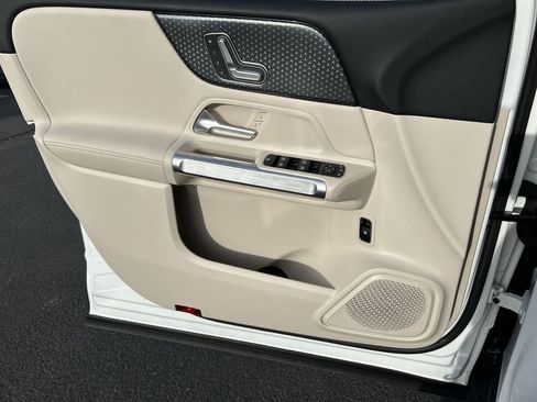 Used 2025 Mercedes-Benz GLB 250 4MATIC image 21