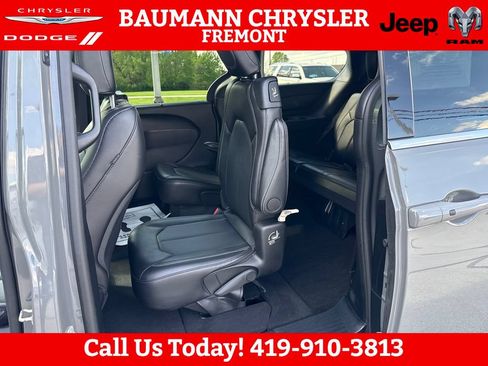 Used 2025 Chrysler Pacifica Select FWD image 24