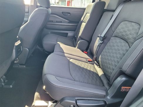 Used 2024 Nissan Pathfinder S image 8