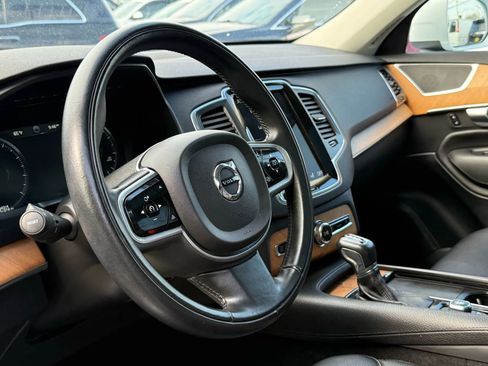 Used 2022 Volvo XC90 T6 Momentum w/ Climate Package image 9
