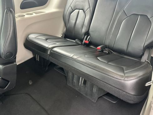 Used 2023 Chrysler Pacifica Touring-L image 15