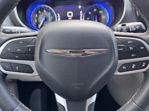 Used 2023 Chrysler Pacifica Touring-L FWD image 6