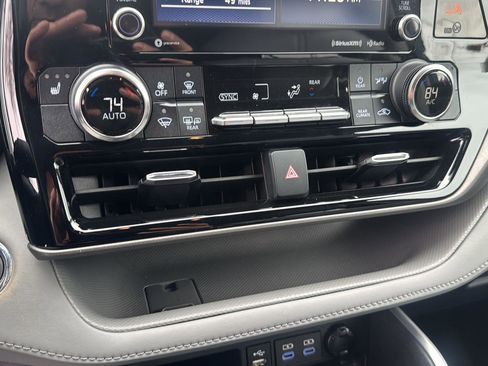 Used 2022 Toyota Highlander XLE image 19