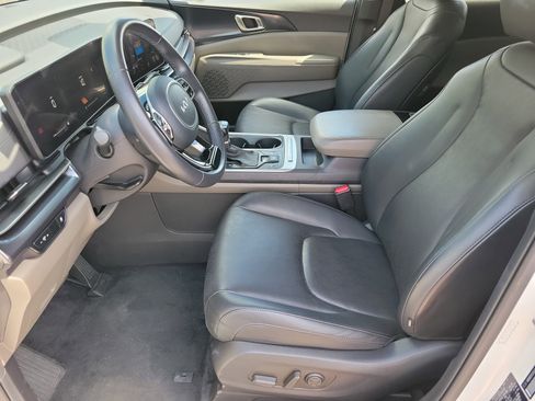 Used 2025 Kia Carnival image 4