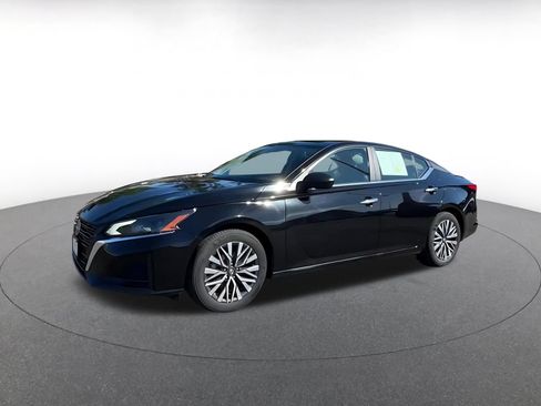 Used 2025 Nissan Altima 2.5 SV FWD image 8