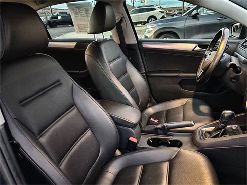 Used 2017 Volkswagen Jetta SE image 24