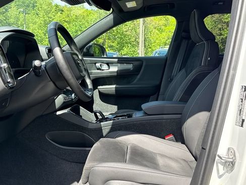 Used 2025 Volvo XC40 B5 Plus AWD/4WD image 23