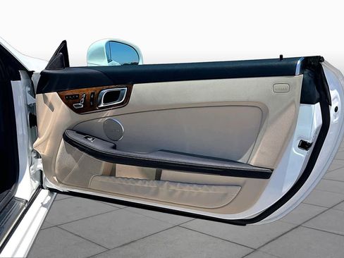 Used 2019 Mercedes-Benz SLC 300 image 23