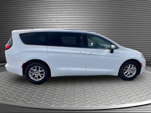 Used 2022 Chrysler Voyager LX FWD image 8
