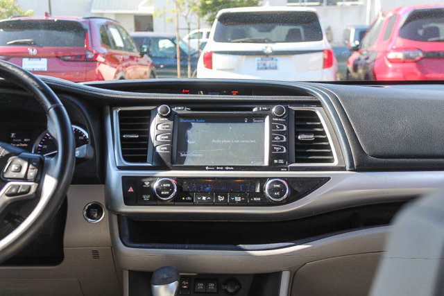 Used 2018 Toyota Highlander XLE w/ Carpet Mat Package (TMS) FWD image 17