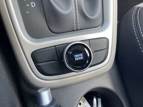 Used 2025 Hyundai Venue SEL FWD image 20