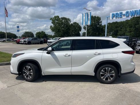 Used 2021 Toyota Highlander XLE FWD image 3
