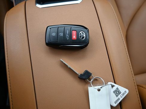 Used 2026 Toyota Highlander Platinum AWD/4WD image 23