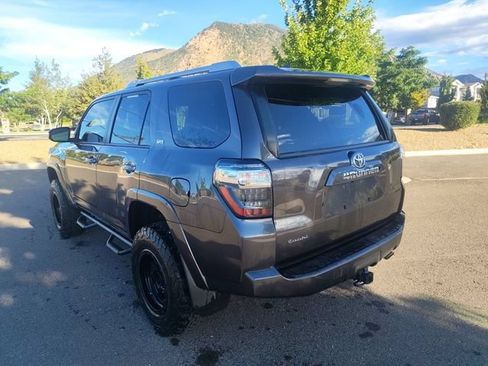 Used 2018 Toyota 4Runner SR5 AWD/4WD image 5