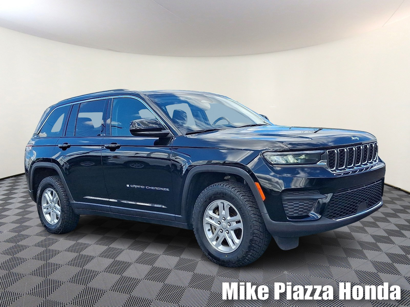 Used 2023 Jeep Grand Cherokee Laredo w/ Luxury Tech Group I AWD/4WD image 1