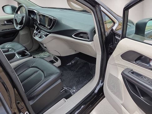 Used 2023 Chrysler Pacifica Touring-L FWD image 12