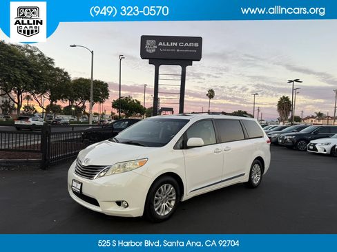 Used 2012 Toyota Sienna XLE FWD image 1
