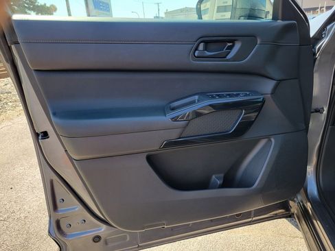 Used 2024 Nissan Pathfinder SV image 17