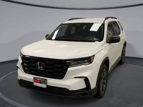 Used 2025 Honda Pilot Sport image 1