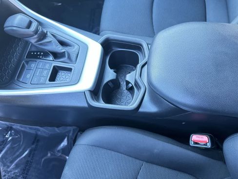 Used 2021 Toyota RAV4 LE AWD/4WD image 19