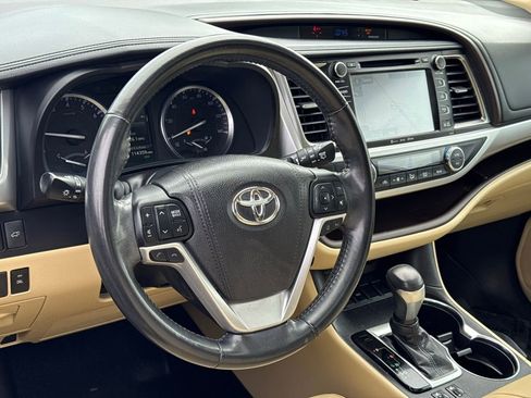 Used 2018 Toyota Highlander XLE image 22