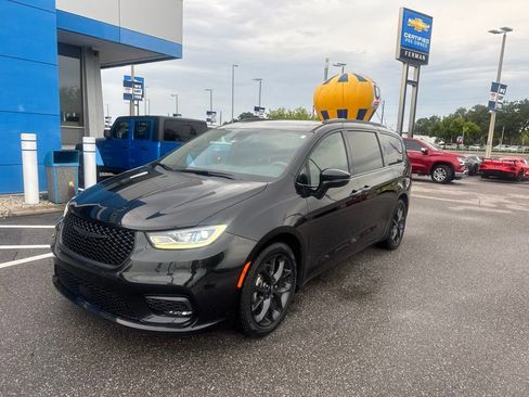 Used 2022 Chrysler Pacifica Touring-L w/ S Appearance Package FWD image 1