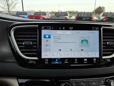 Used 2024 Chrysler Pacifica Touring-L image 18