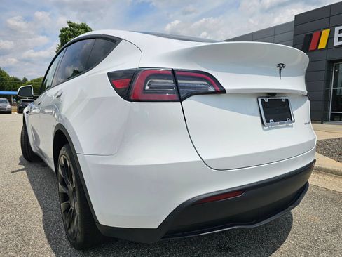 Used 2023 Tesla Model Y Long Range AWD/4WD image 3