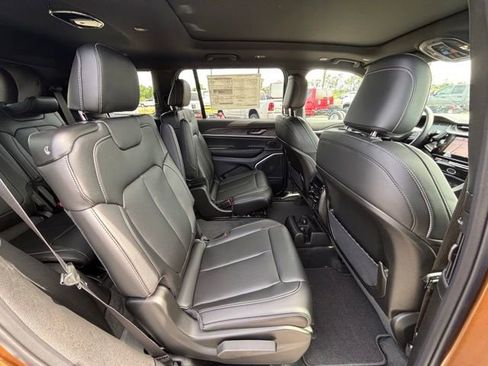 New 2026 Jeep Grand Cherokee L Limited w/ Limited Altitude Package RWD image 9