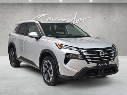 Used 2025 Nissan Rogue SV image 2