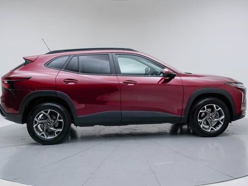 Used 2025 Chevrolet Trax LT FWD image 9