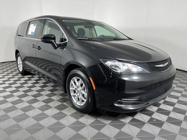 Used 2023 Chrysler Voyager LX FWD image 2