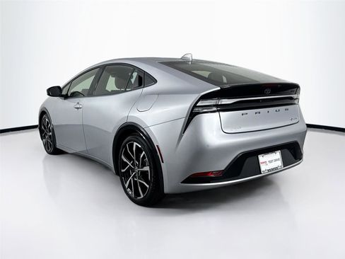 Used 2025 Toyota Prius Plug-In Hybrid image 8
