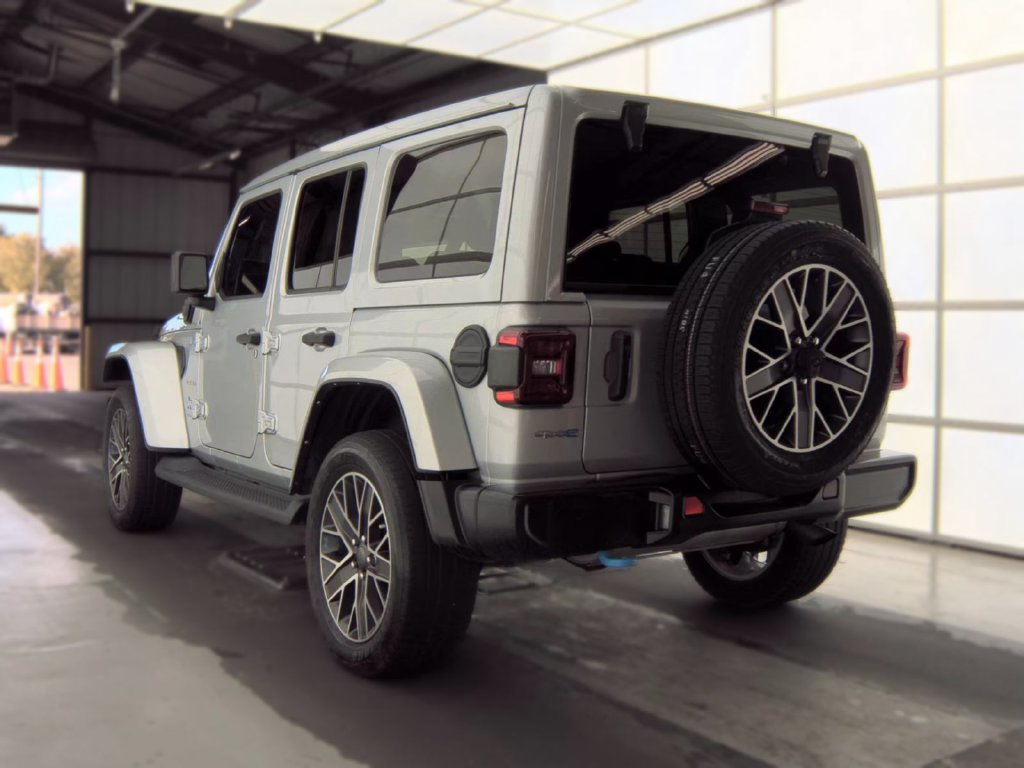 Used 2023 Jeep Wrangler Unlimited Sahara w/ Cold Weather Group AWD/4WD image 4