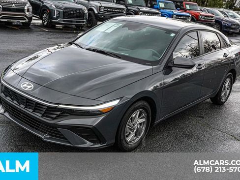 Used 2025 Hyundai Elantra SE image 14