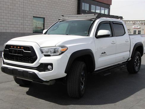 Used 2017 Toyota Tacoma TRD Off-Road image 3
