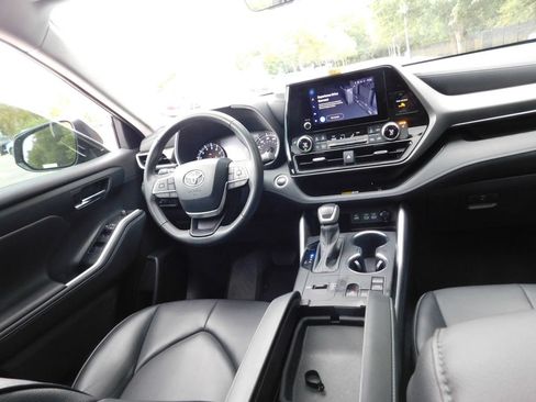 Used 2024 Toyota Highlander XLE FWD image 2