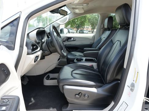 Used 2023 Chrysler Pacifica Touring-L FWD image 16