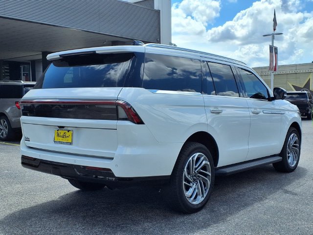 New 2026 Lincoln Navigator Premiere AWD/4WD image 2