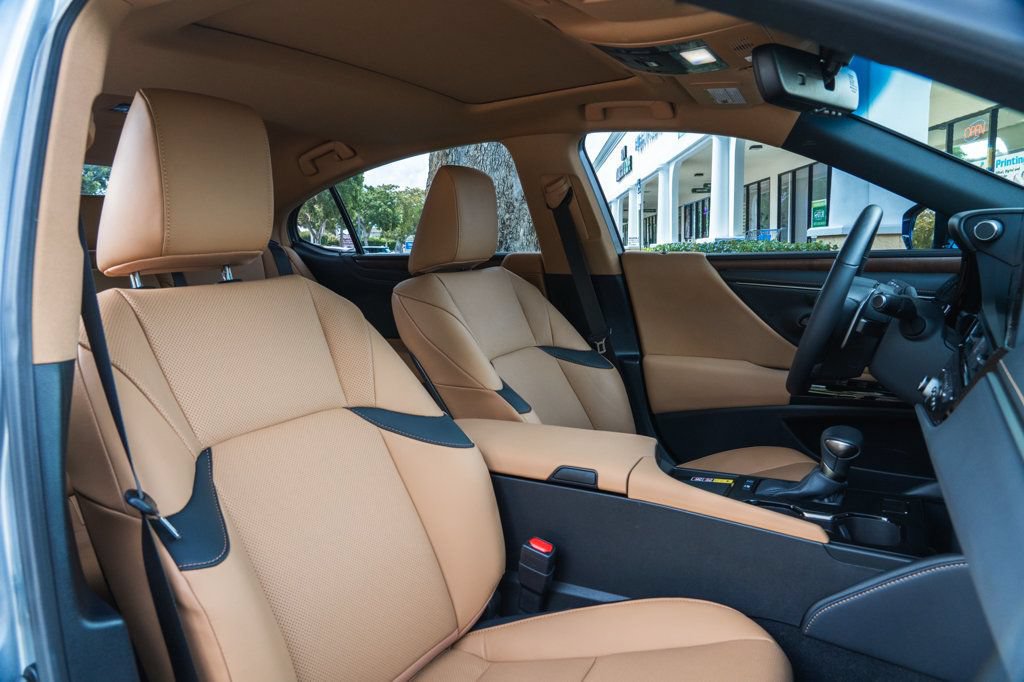 Used 2025 Lexus ES 300h w/ Premium Package FWD image 26