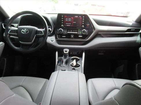 Used 2022 Toyota Highlander XLE FWD image 12